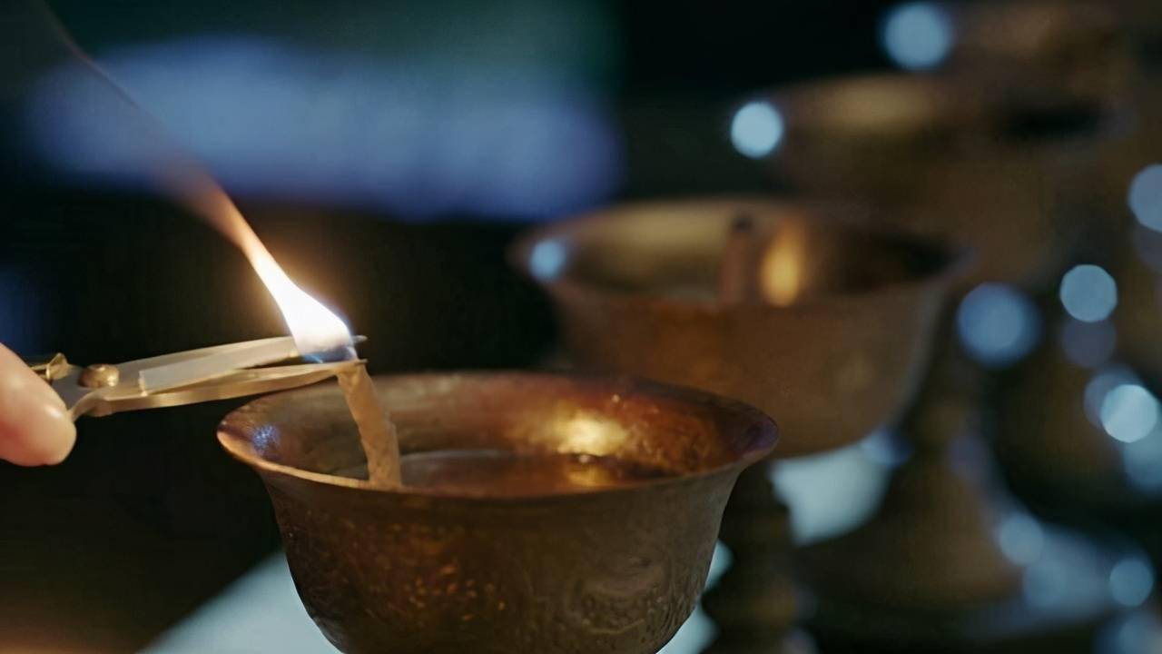 延禧攻略:娴妃剪灯芯前,为何纹的是蓝莲花?怪不得能征服乾隆