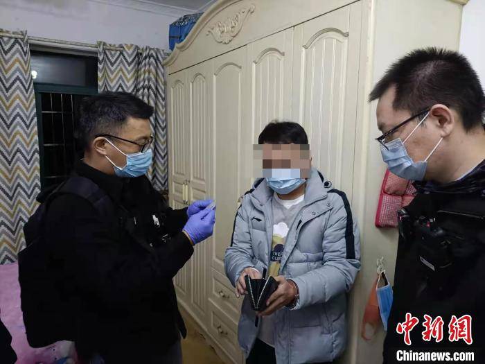 海关缉私警察对嫌疑人住所进行搜查 关悦 摄