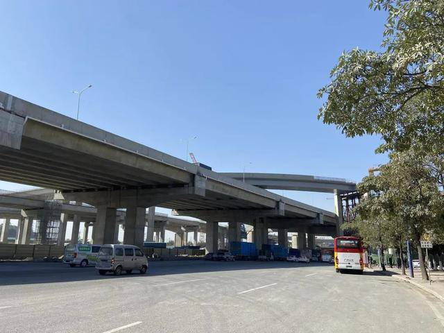 小e拍摄当天上午,鸦岗大道的车流量相较以往不算多.