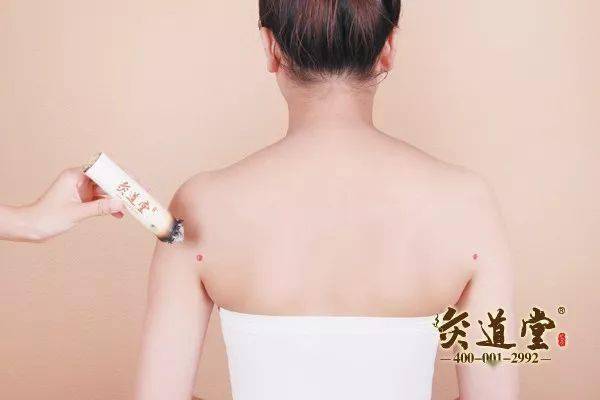 在肩关节后下方,臂内收时,腋后纹头上1寸.