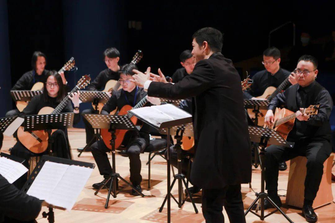 特邀嘉宾上海吉他乐团合奏▲演员谢幕吉他之乡--正安监制:杨德波