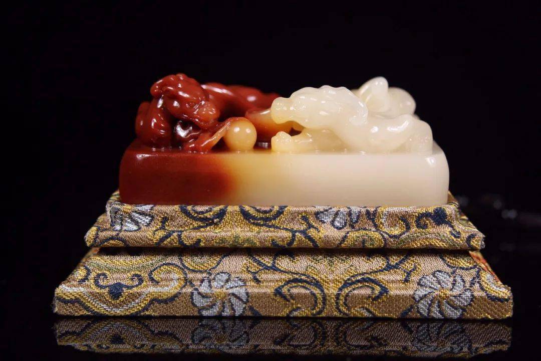 藏出 古董品 天然の奇石 原石 寿山石 芙蓉石 松下會友 細密彫刻 賞物 擺件 サイズ 25×33×8cm 重さ5700g  寿山石或成收藏市场新宠 入手正当时--艺术收藏--人民网