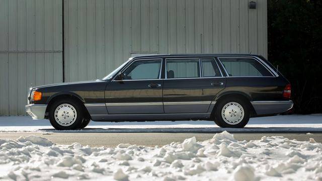 日前,美国拍卖行rm sothebys上架了一款经典且稀有奔驰s级旅行版车型