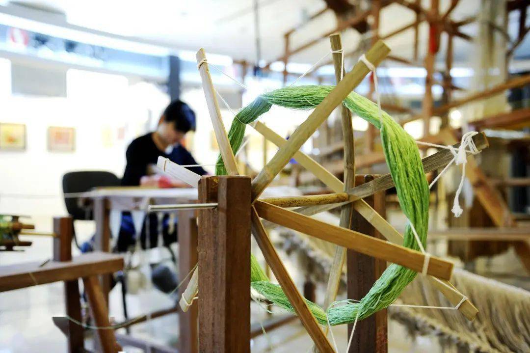 云锦木机妆花手工织造技艺"作为中国古老的织锦技艺最高水平的代表,于