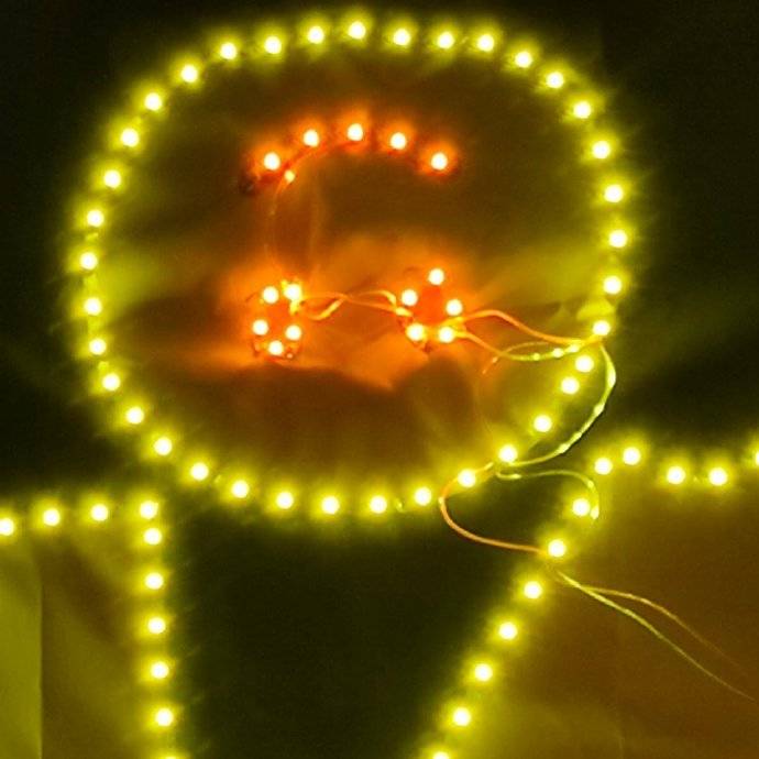 一个emoji快被魔鬼ak玩坏倒立微笑版灯牌给坤子哥安排上了