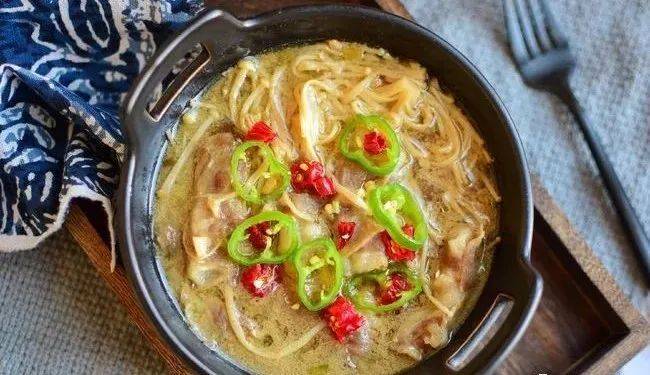 羊肉搭配金针菇煮出一锅香气四溢的热乎靓汤味道超棒