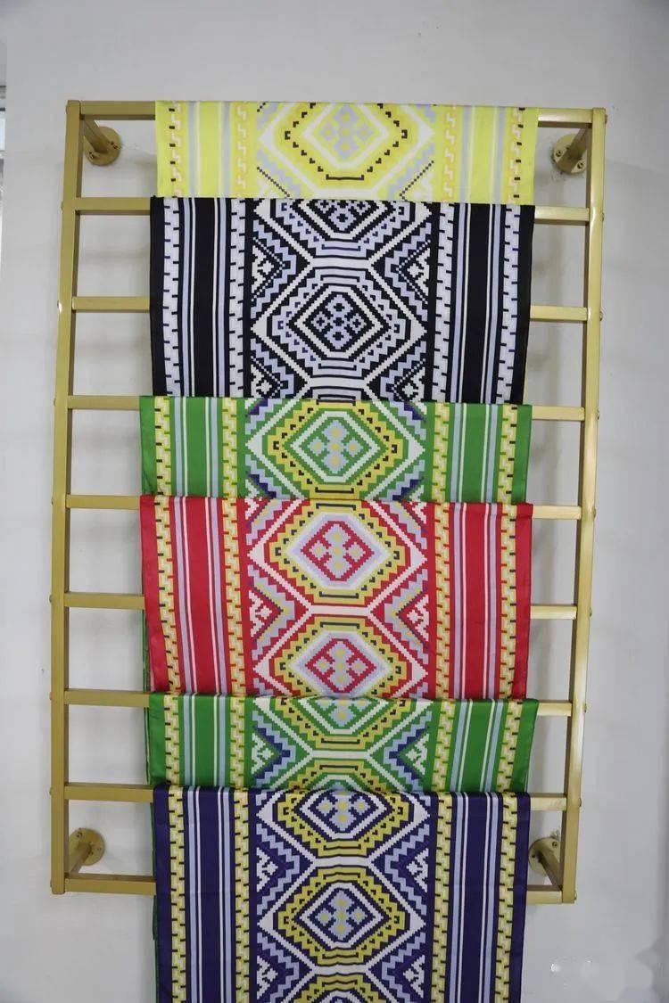 五指山市什分村黎锦技艺传习所正式挂牌