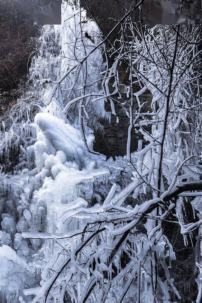 山西运城：五老峰景区呈现冰挂景观