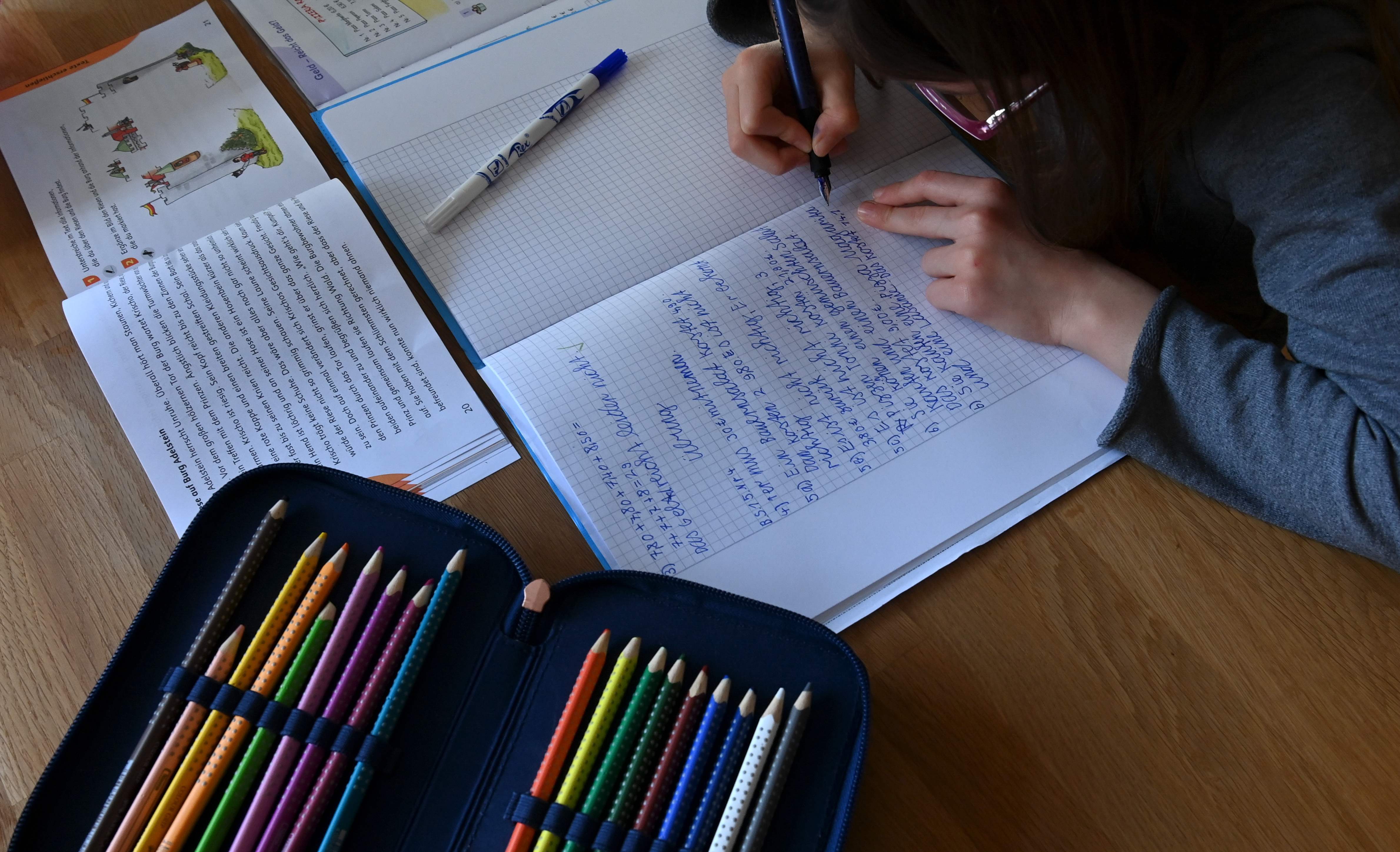 1月21日,一名学生在德国艾歇瑙的家中做作业