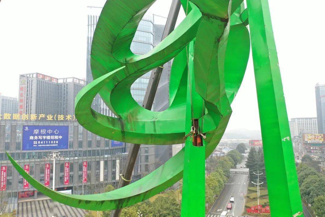 (图为:绿色未来环岛雕塑拆除现场)(图为:筏板施工,沥青摊铺施工现场)