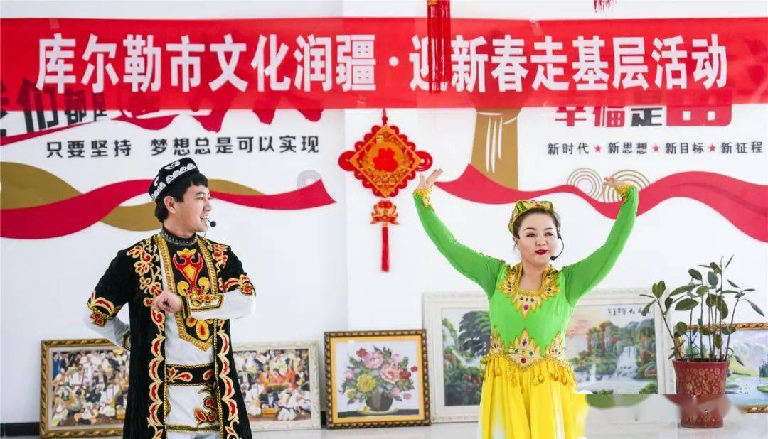 恰尔巴格乡喀赞其村村民艾合买提·哈斯木领取窗花和春联后,便贴在了