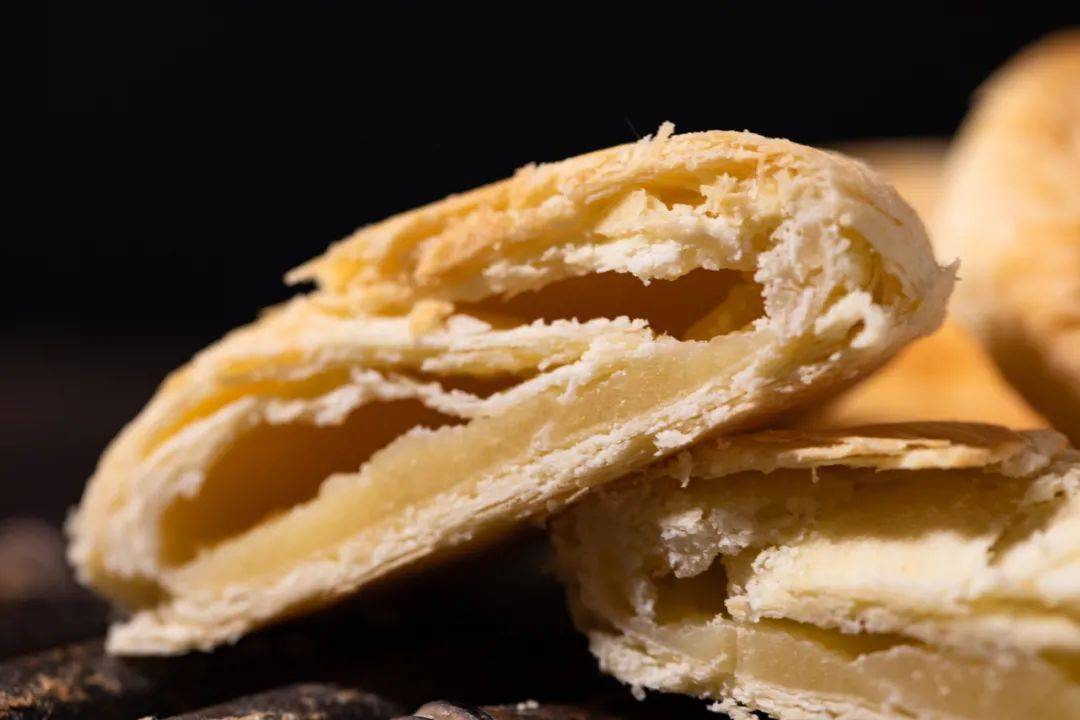 多层次 酥松外皮,与甜度适中的 麦芽糖内馅结合,迸发出奇妙的味蕾体验