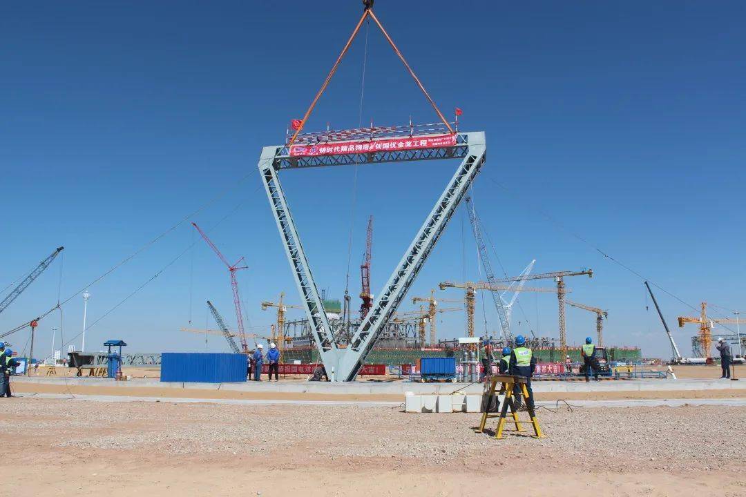 图为首榀钢三角吊装