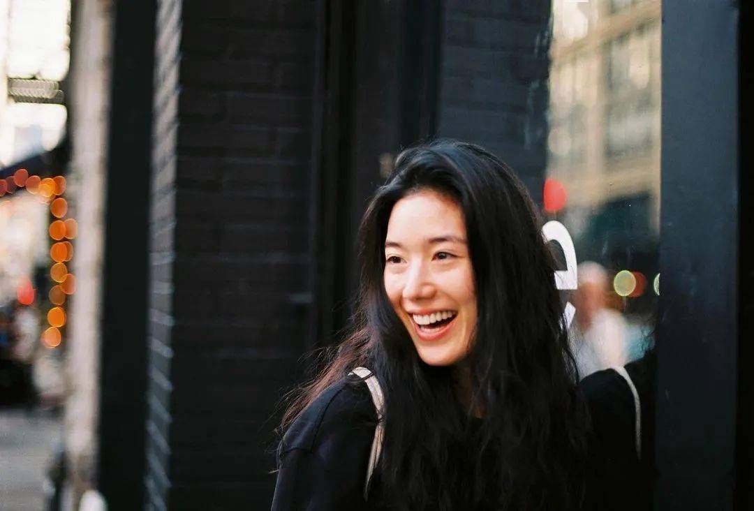 嘶被经纪人镜头下的郑恩彩秒了100遍太温柔了叭