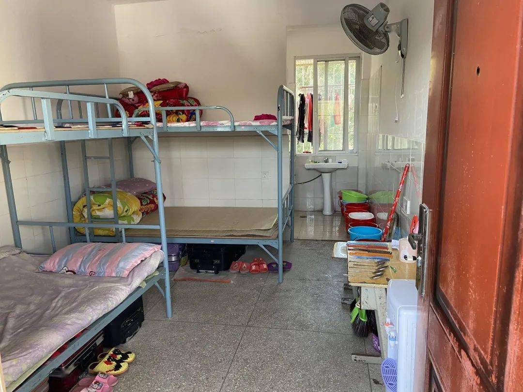 而学校花资金在外面租用民房一栋作为教师宿舍