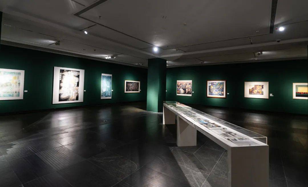 许鸿飞参加广东美术馆新年大展致甜蜜的生活