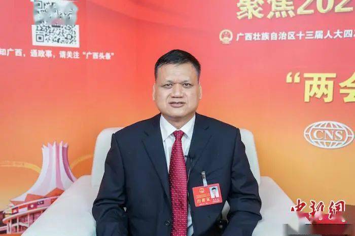 图为广西人大代表,广西来宾市武宣县县长吴孝斌.