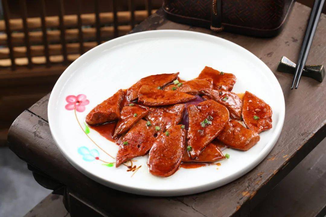 经典闽菜代表之一新鲜猪肝被片得厚薄均匀在主厨严格的火候掌握与时间