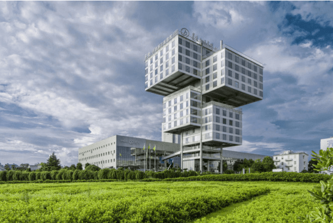 据悉,该建筑位于长沙经开区的远大城内,因建筑造型似"f"故命名为"f楼"