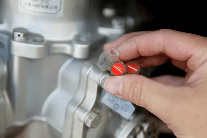 加油机的主板,流量器等,计量部门都会装上铅封,中国石油还会进行二次