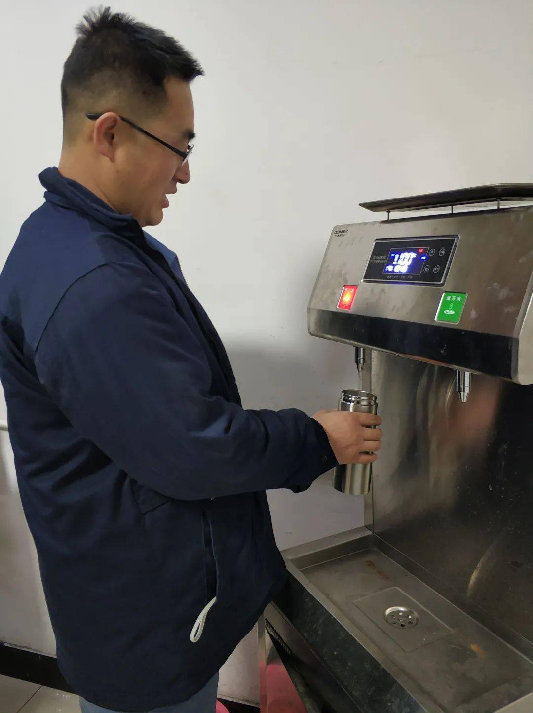 由于生产一线全天24小时都有运行人员在值班,尤其在交接班时人数多,接