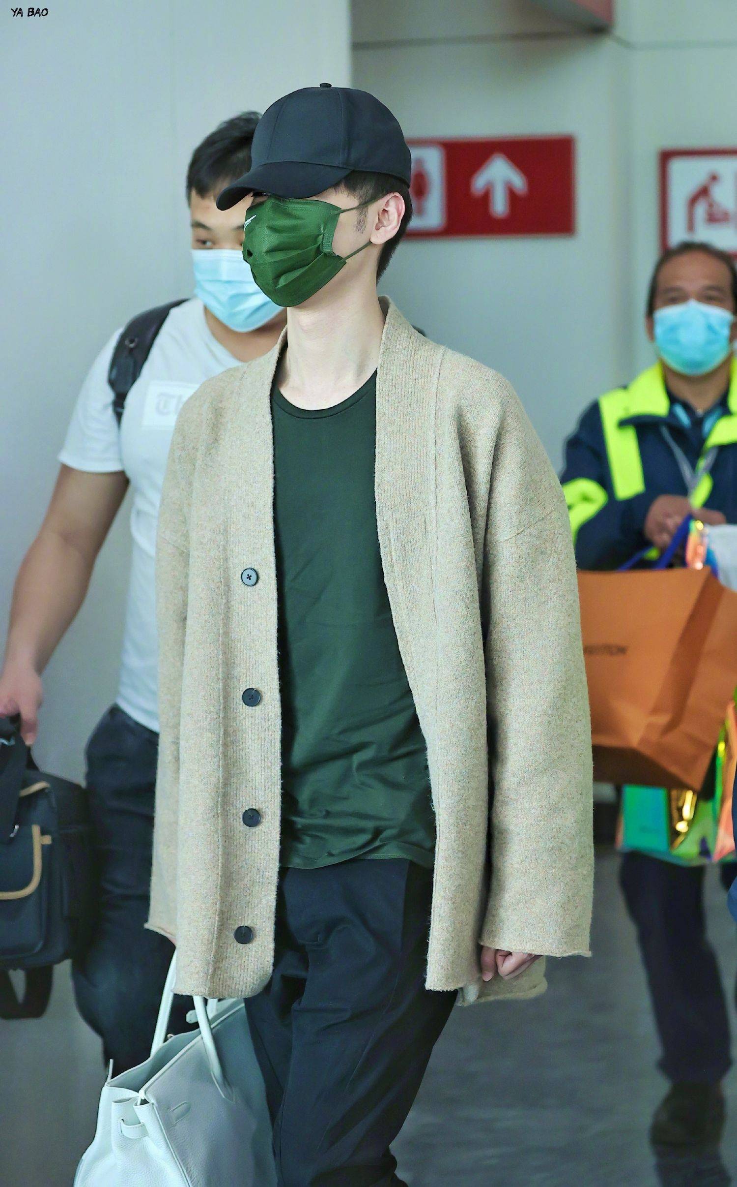 张云雷今日澳门出发飞往北京 休闲男友系穿搭帅气满分