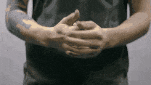 活动的时候有骨头声响 353158ec349c44d89e799155e00c486d.gif