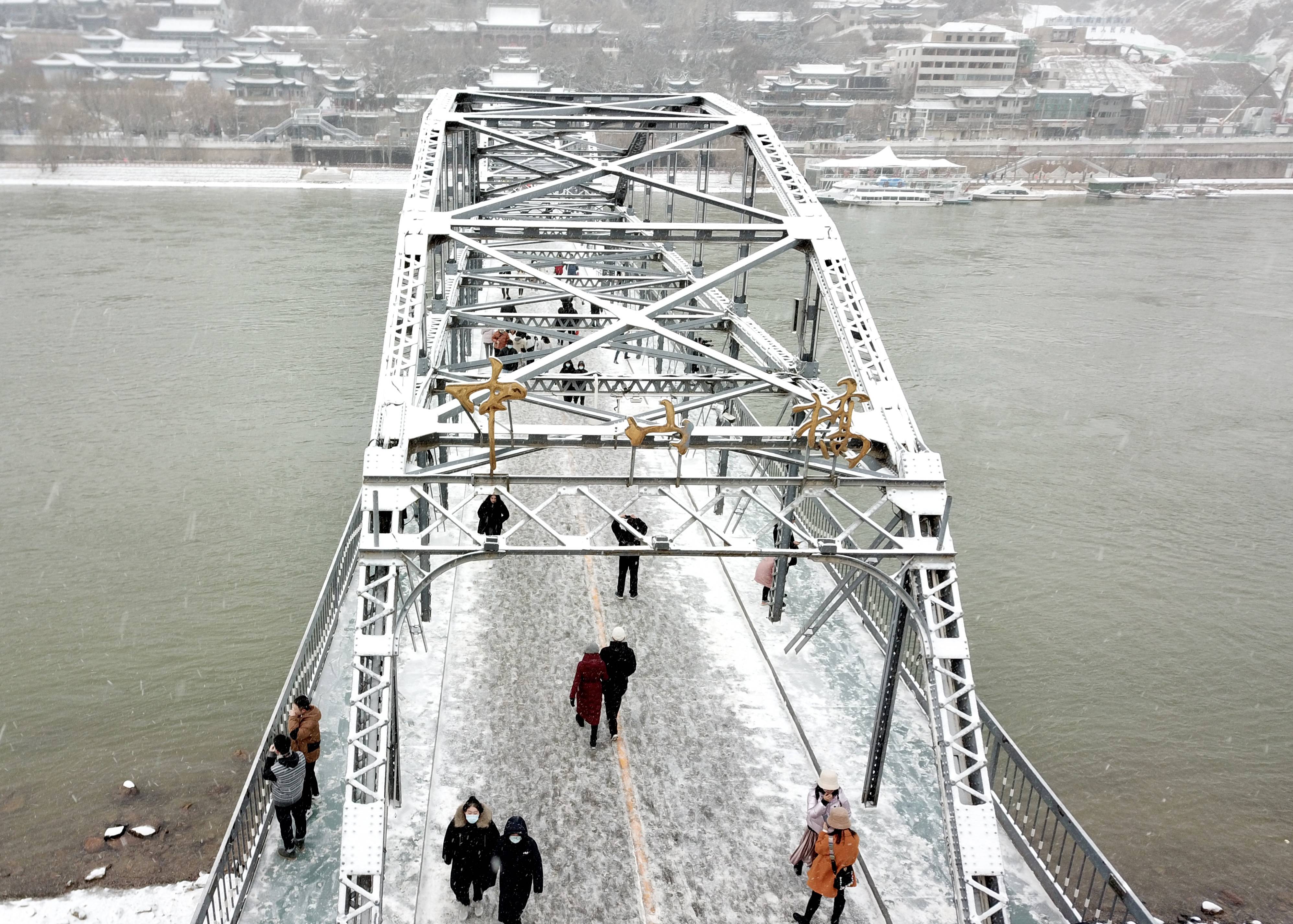 这是1月24日拍摄的雪中的兰州中山桥(无人机照片.