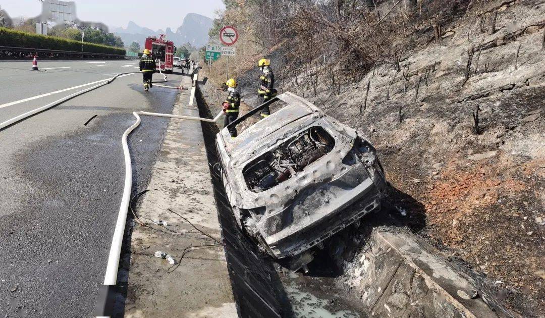 小车在高速上减速围观车祸,引发连环追尾…事发广西!