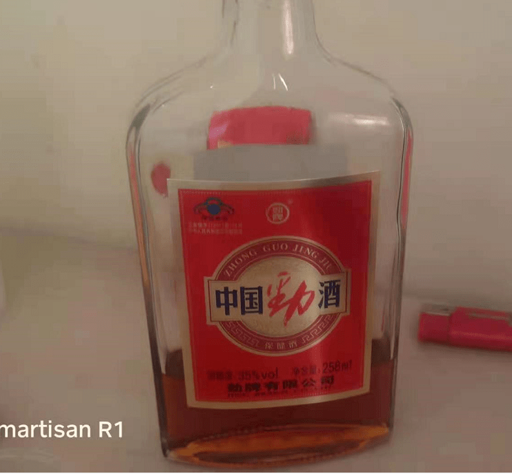 岂是一杯劲酒?二两总在疾风骤雨中.春花秋月风飘絮,卅年征战无归期.