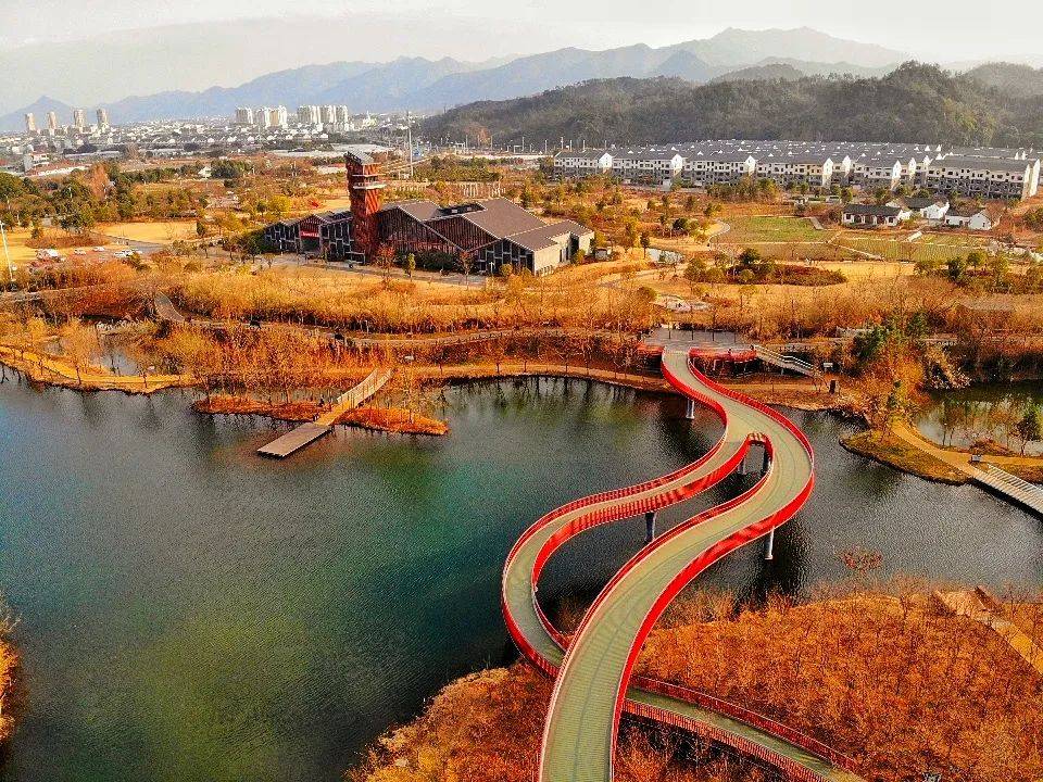 翠湖的水面在暖阳下闪耀着是亮丽的一道风景冬日的浦阳江生态廊道