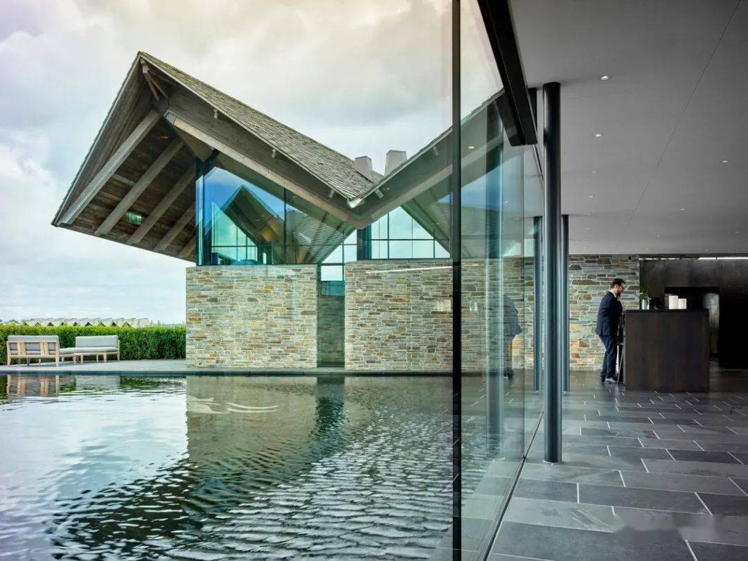 美丽的折扇屋顶大北方高尔夫会所酒店