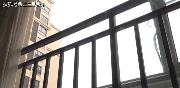 男子住21楼晚上睡觉感觉冷以为窗户没关 走到窗边吓懵！