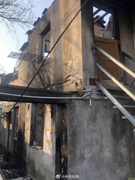 辅警救火被炸伤近乎毁容（图）