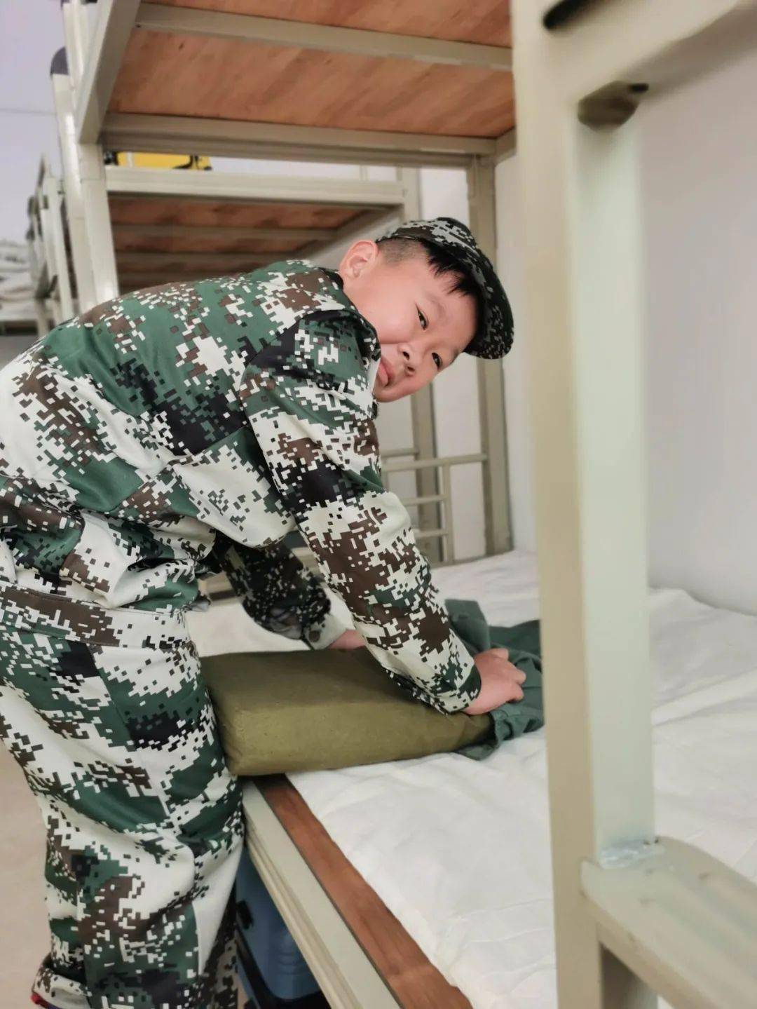 我们看看同学们学得怎样?怎样折出豆腐块的被子哟