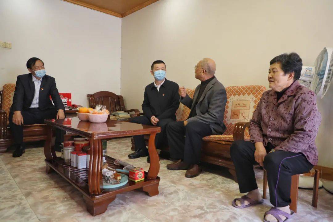 在走访慰问劳模时,潘全胜与劳模们亲切交谈,关切询问劳模们的身体状况