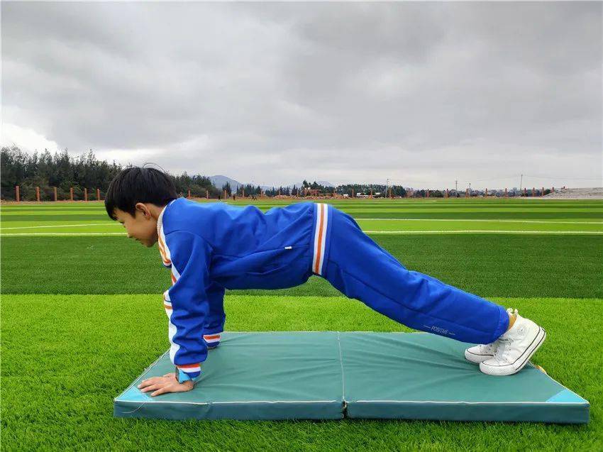 小小少年强体魄天天锻炼身体棒寒假居家体育锻炼新时尚