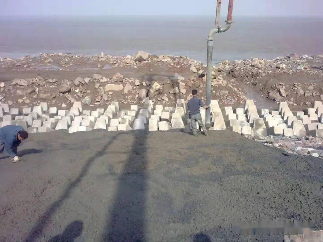 盘头位置砼护坡浇筑,下部为扭工块防冲结构.