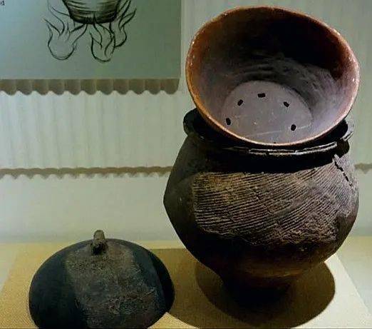 西安半坡遗址出土的陶甑,类似于今天的蒸锅,可见陕菜中蒸的历史至少有