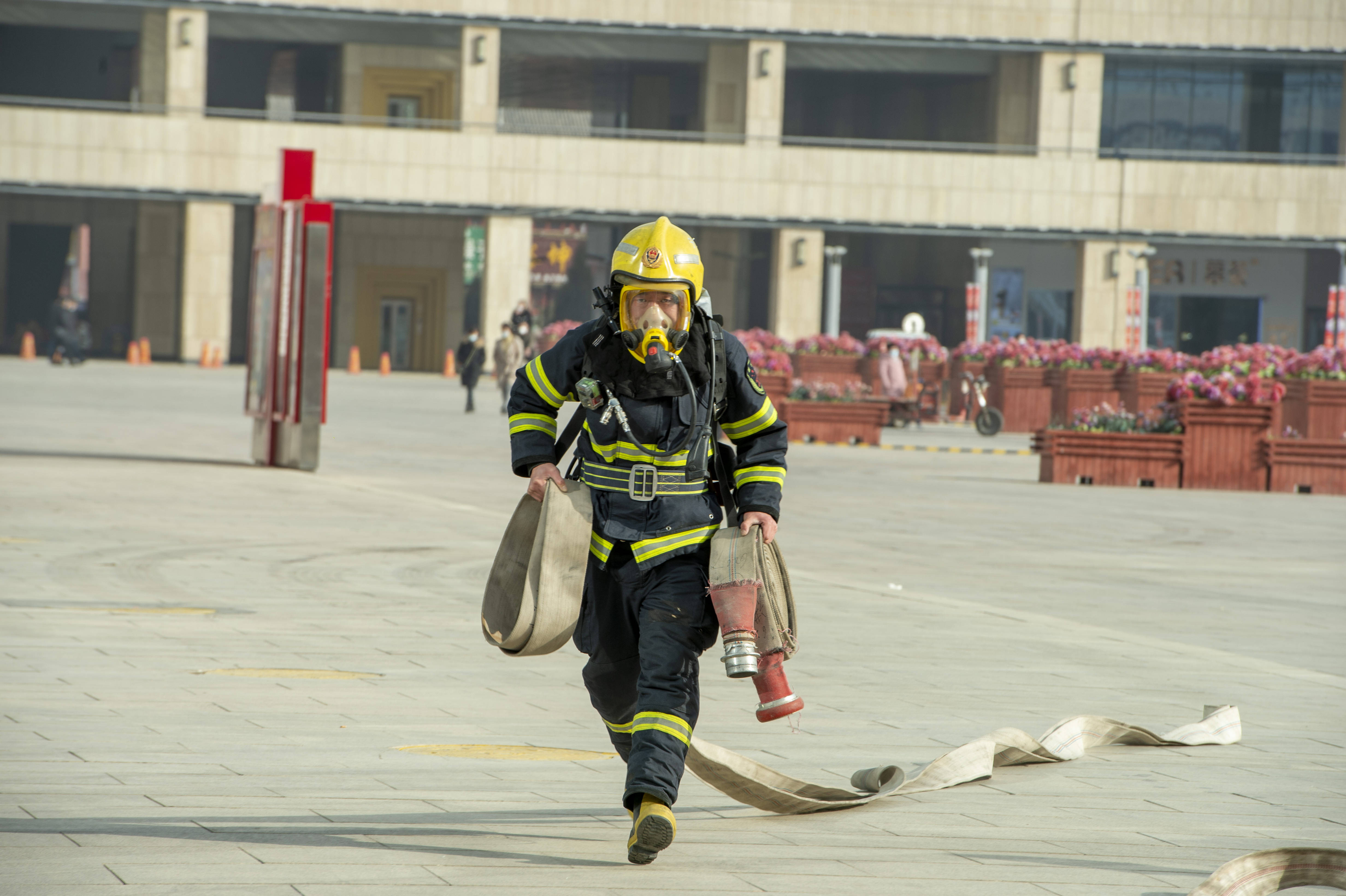宁夏银川开展灭火救援实战演练_商业