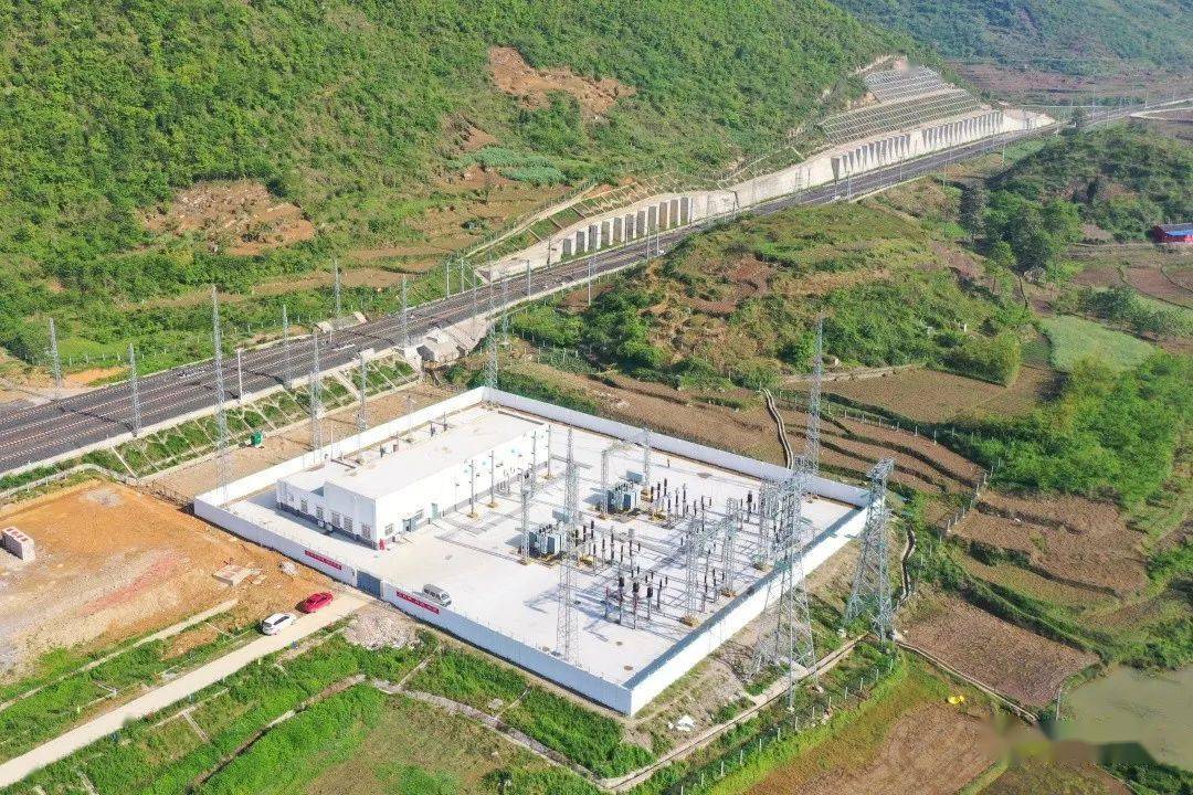 中铁二十局电气化公司承建的平定营牵引变电所瓮马铁路建设现场建设者