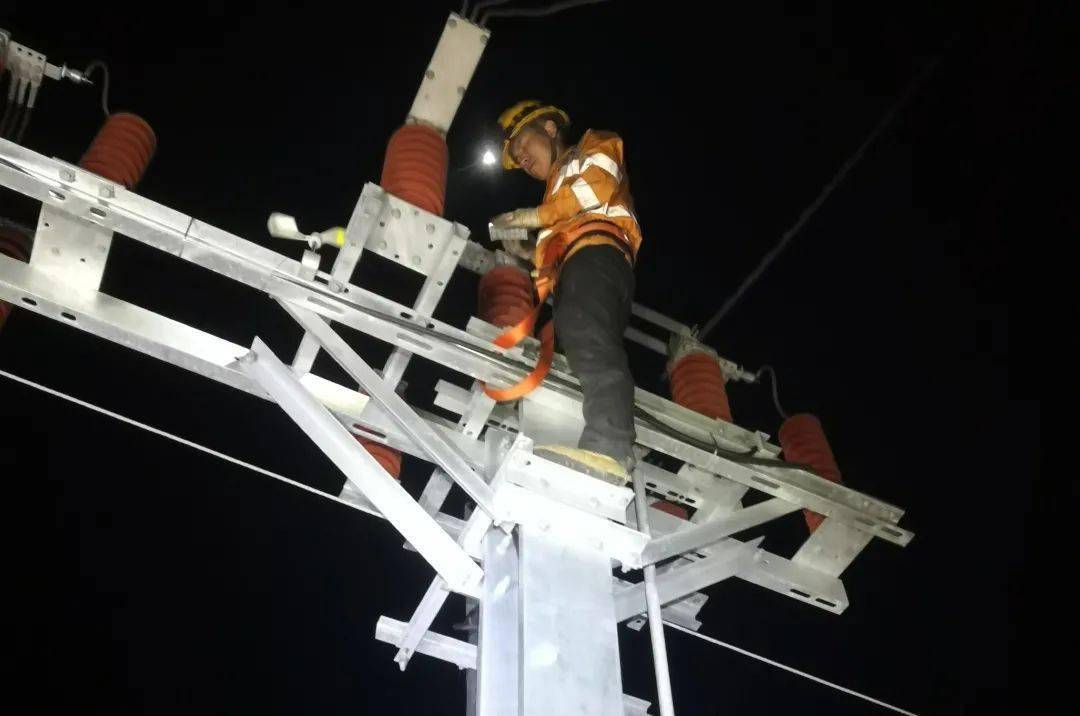 连云港东供电工区组织人员对接触网隔离开关,分段绝缘器,线岔,电缆等