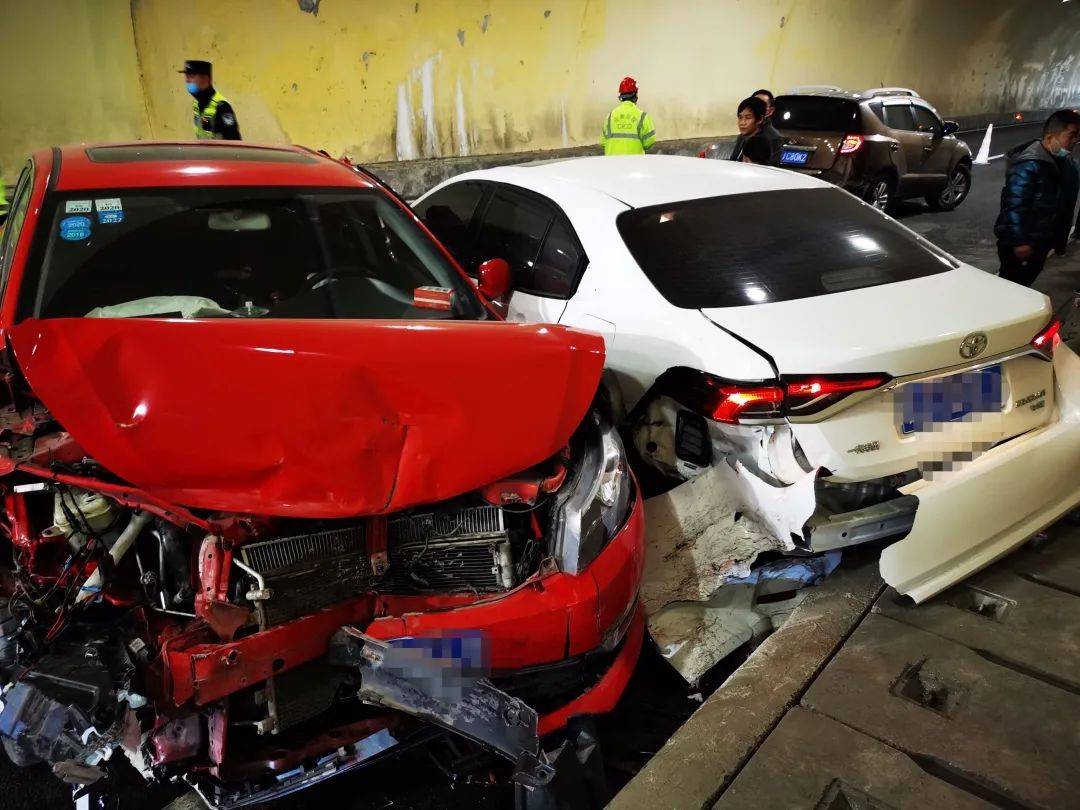 惊险一刻!龙浦高速一隧道内五车连环相撞