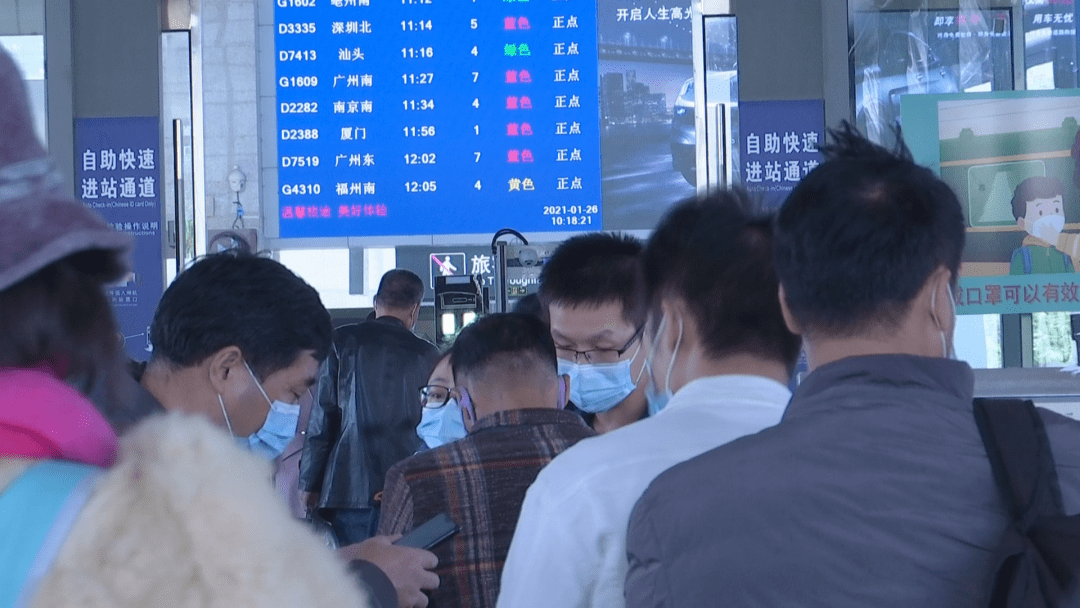 今天上午,在厦深高铁潮汕站候车大厅,来自佛山的小胡准备乘坐高