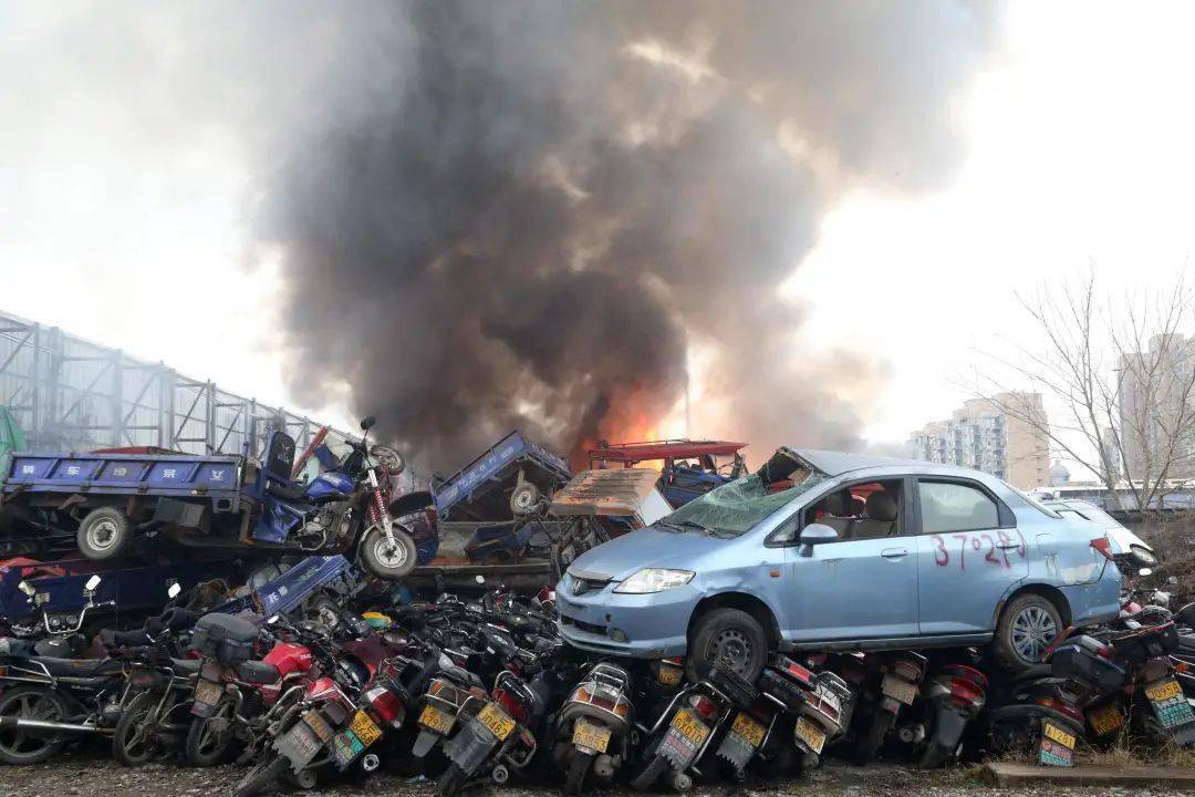 德清一报废机动车停车场突发起火,现场浓烟滚滚……_手机搜狐网