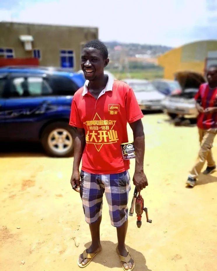 非洲黑人最时髦的衣服是你扔掉的二手货