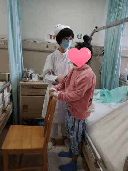 12岁少女浑身牛奶咖啡斑严重脊柱侧弯,植入17枚钉子矫形