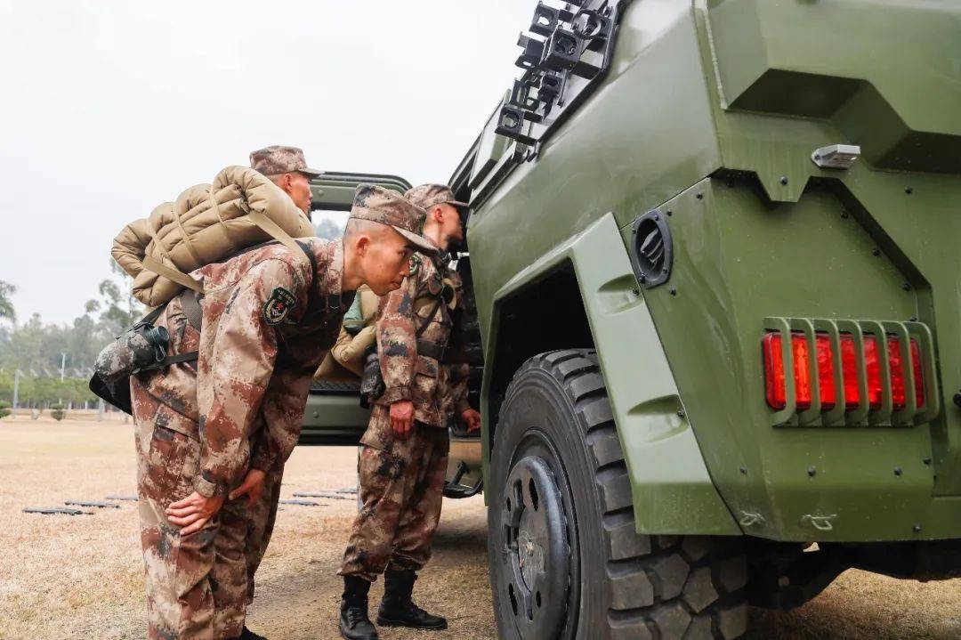 的革命军人冲锋的号角已然吹响鲜红的战旗引领前进的方向在侦察兵之歌