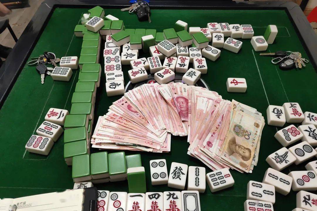 近日,宁都县公安局抓获麻将赌博违法人员13名,缴获赌资32000余元