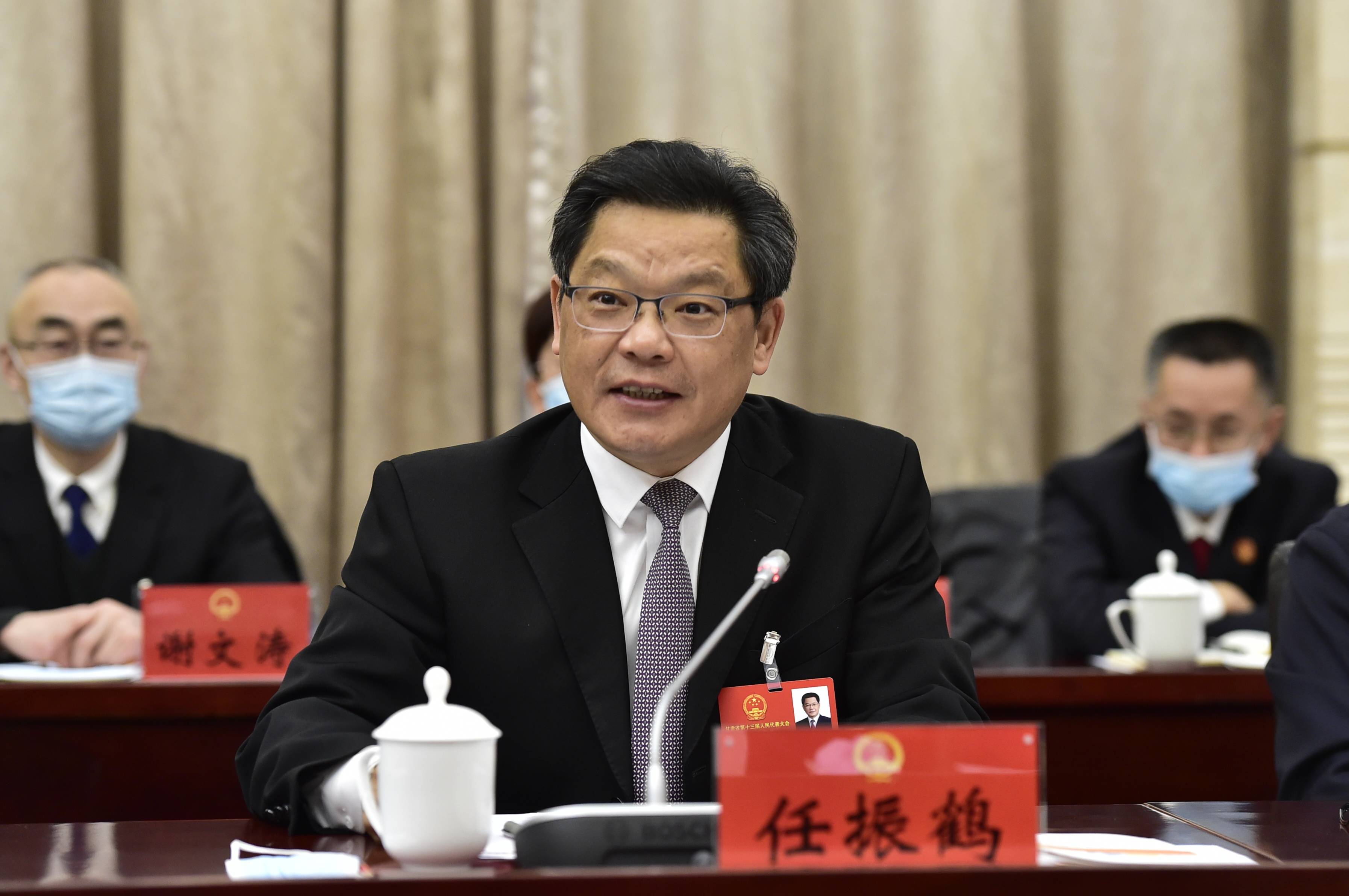 省人大代表,省委副书记,代省长任振鹤1月27日上午来到省十三届人大四